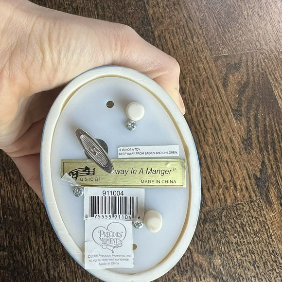 precious moments Girl Admiring Nativity Musical Plays, Away In A Manger - Picture 5 of 6